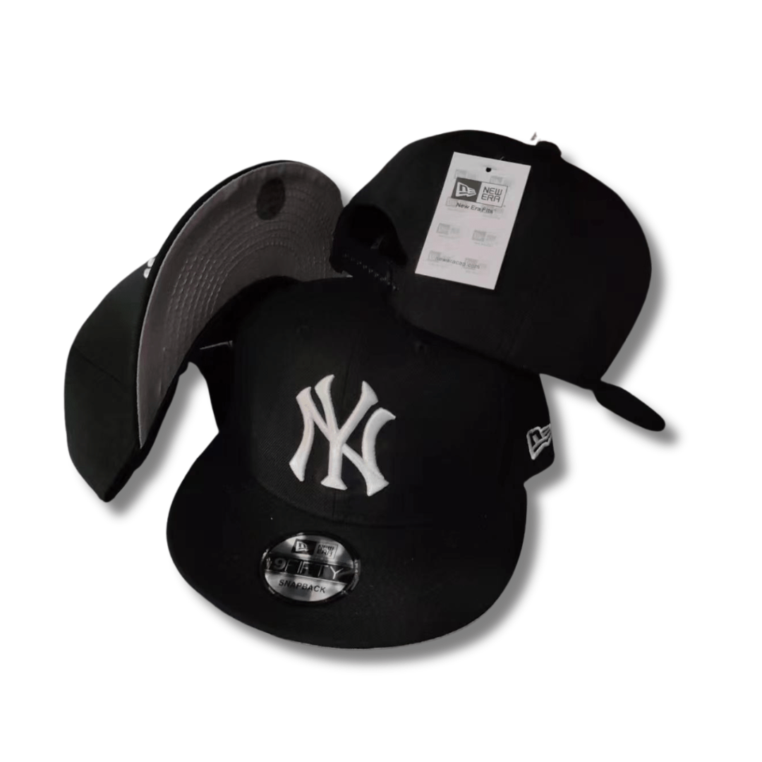 New York Yankees Black Classic White Logo – Snapback Cap