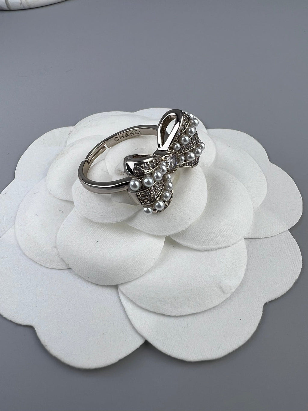 Chanel Bow Tie Pearls 18K Gold Ring