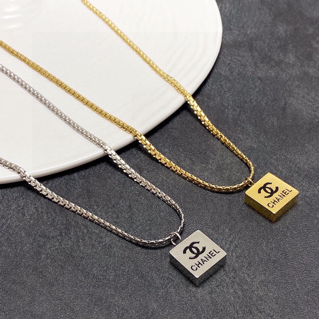 Chanel Pendant 18K Gold Necklace